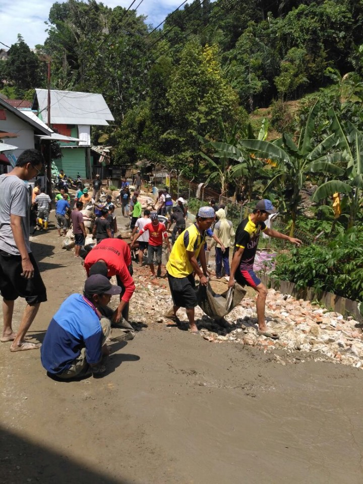 Gotong royong perbaikan jalan di Jalan Cendana RT.36 Kel.Karang Anyar