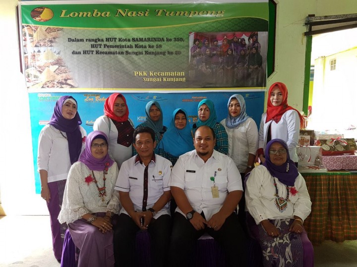 Bersama Lurah menghadiri kegiatan Hut Kota Samarinda dan Pemkot Samarinda di Kantor Kecamatan Sungai Kunjang.