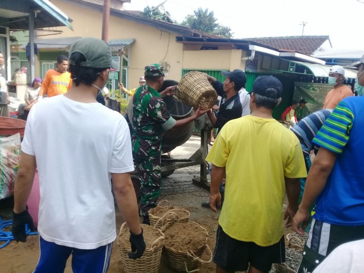 Gotong di Jalan Cendana 16 RT.13 & 14