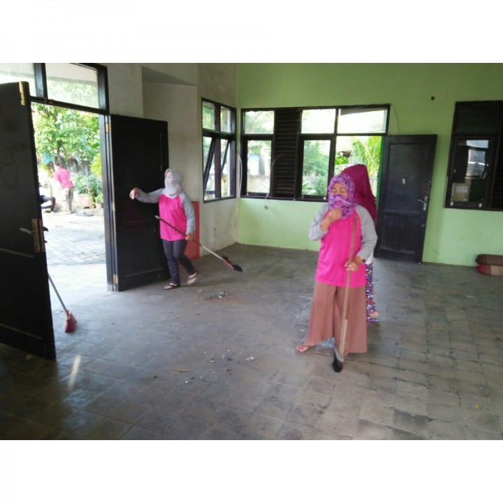 Gotong royong bersama ketua RT, LPM dan Staf Kelurahan Karang Anyar di Gedung LPM.dan PKK Karang Anyar