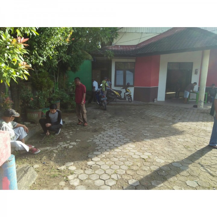 Gotong royong bersama ketua RT, LPM dan Staf Kelurahan Karang Anyar di Gedung LPM.dan PKK Karang Anyar