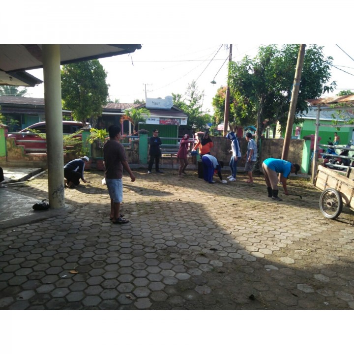 Gotong royong bersama ketua RT, LPM dan Staf Kelurahan Karang Anyar di Gedung LPM.dan PKK Karang Anyar