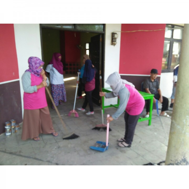 Gotong royong bersama ketua RT, LPM dan Staf Kelurahan Karang Anyar di Gedung LPM.dan PKK Karang Anyar