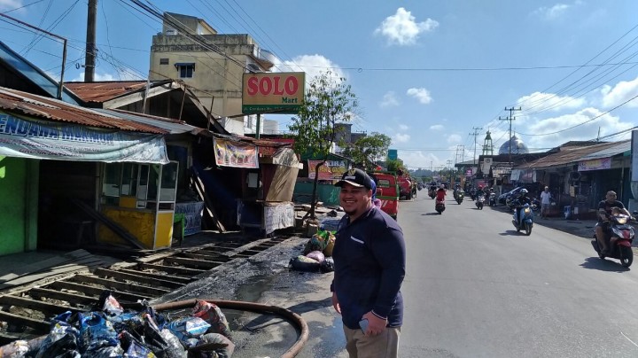 Gotong royong bersama.warga dan Staf Kelurahan Karang Anyar di Lingkungan RT.13 & 14 Karang Anyar