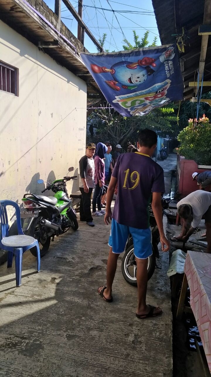 Gotong royong bersama.warga dan Staf Kelurahan Karang Anyar di Lingkungan RT.13 & 14 Karang Anyar
