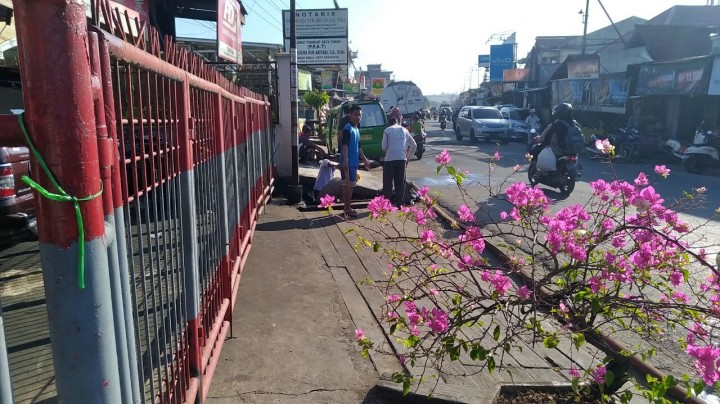 Gotong royong bersama.warga dan Staf Kelurahan Karang Anyar di Lingkungan RT.13 & 14 Karang Anyar