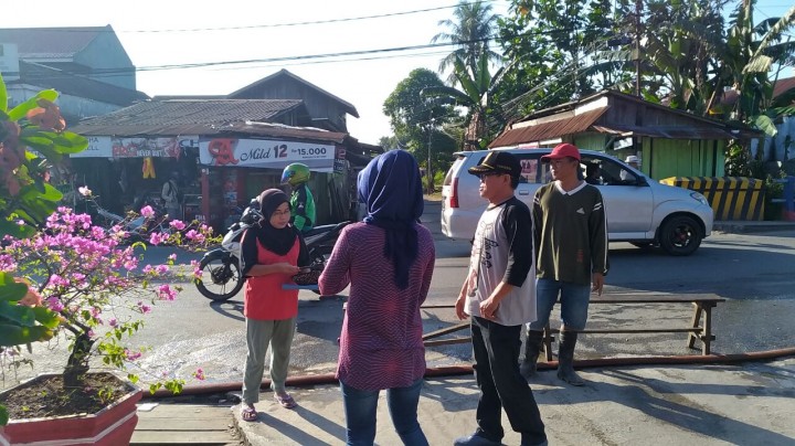 Gotong royong bersama.warga dan Staf Kelurahan Karang Anyar di Lingkungan RT.13 & 14 Karang Anyar