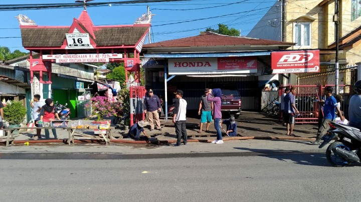 Gotong royong bersama.warga dan Staf Kelurahan Karang Anyar di Lingkungan RT.13 & 14 Karang Anyar