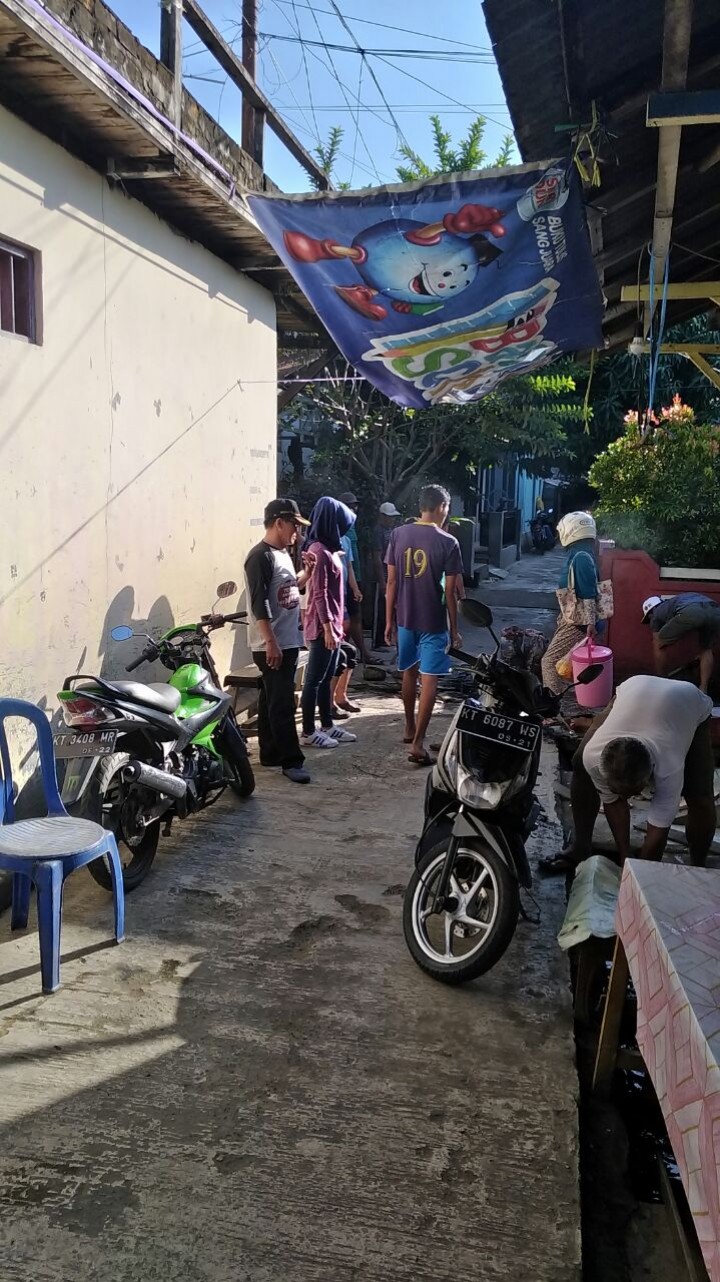 Gotong royong bersama.warga dan Staf Kelurahan Karang Anyar di Lingkungan RT.13 & 14 Karang Anyar