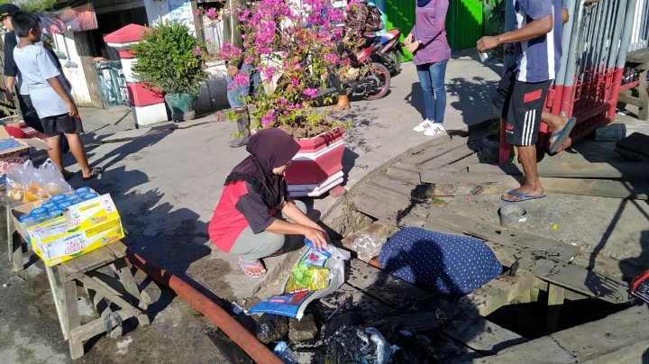 Gotong royong bersama.warga dan Staf Kelurahan Karang Anyar di Lingkungan RT.13 & 14 Karang Anyar