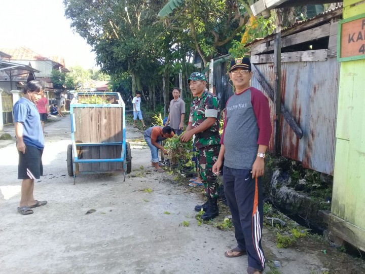 Kegiatan Gotong Royong Di Jl.Cendana RT.04.05.06 yg di hadiri Bpk Seklur Achmad Suriani pd tabggal 01 April 2018