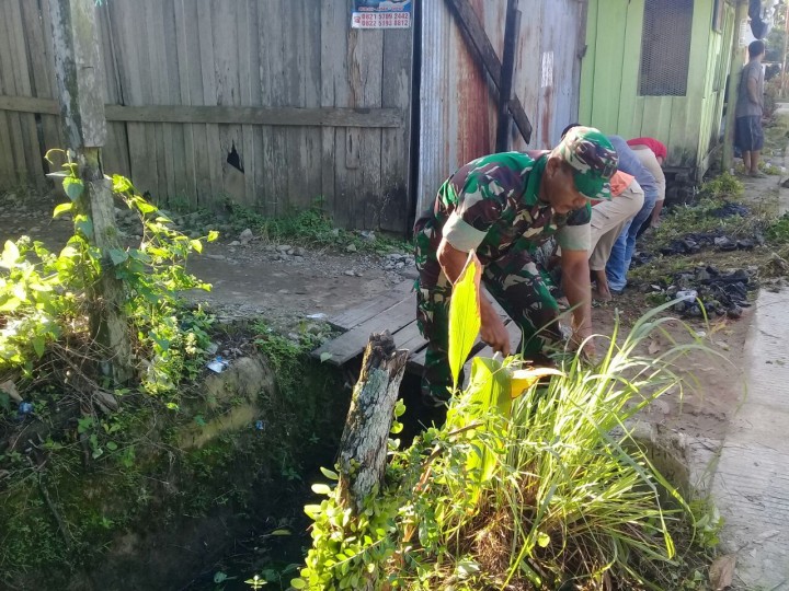 Kegiatan Gotong Royong Di Jl.Cendana RT.04.05.06 yg di hadiri Bpk Seklur Achmad Suriani pd tabggal 01 April 2018