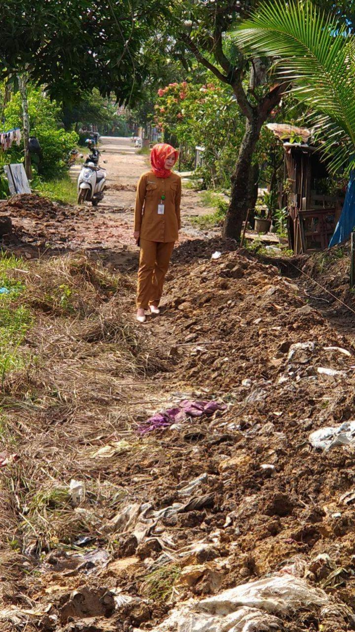 Peninjauan lapangan pd tgl 09 april oleh Lurah Karang Anyar beserta staff di Jl.Kelapa Gading dan Jl.Kahoi 10 yg akan diperbaiki jalan dan drainase nya.