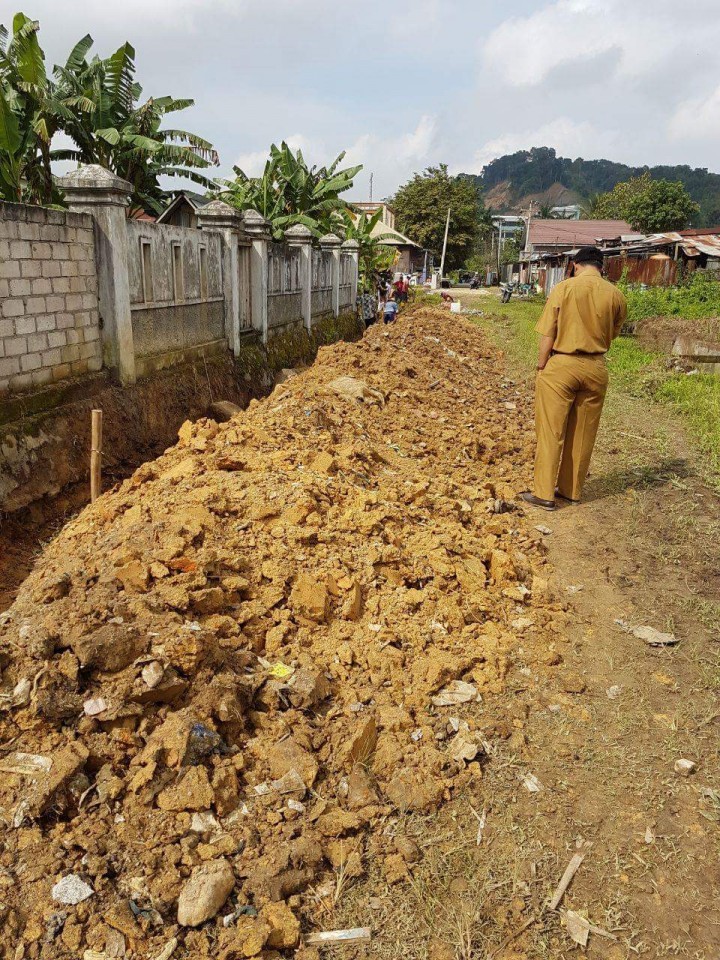 Peninjauan lapangan pd tgl 09 april oleh Lurah Karang Anyar beserta staff di Jl.Kelapa Gading dan Jl.Kahoi 10 yg akan diperbaiki jalan dan drainase nya.