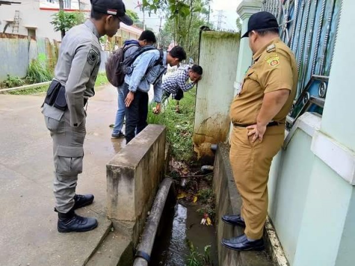 Peninjauan lapangan pd tgl 09 april oleh Lurah Karang Anyar beserta staff di Jl.Kelapa Gading dan Jl.Kahoi 10 yg akan diperbaiki jalan dan drainase nya.