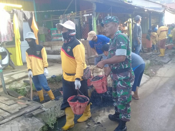 Minggu, 15 April 2018 Gotong royong bersama di wilayah Jl.Kelapa Gading