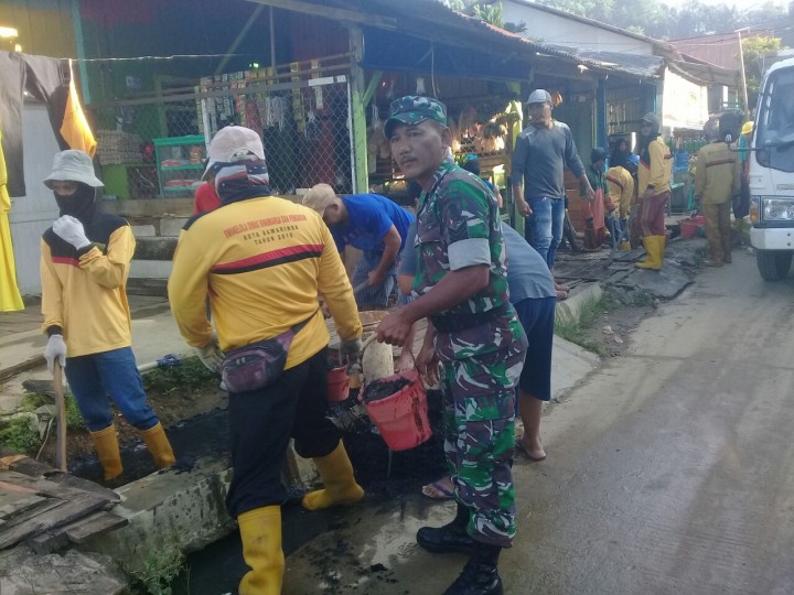 Minggu, 15 April 2018 Gotong royong bersama di wilayah Jl.Kelapa Gading