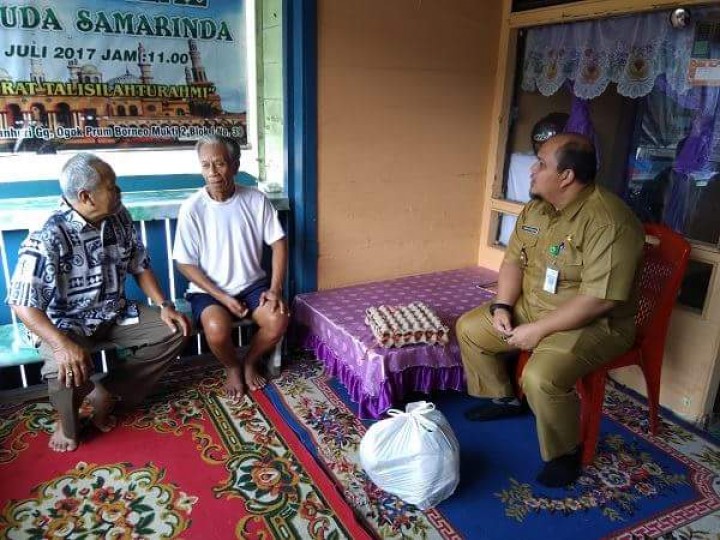 Pemberian bantuan untuk warga kurang mampu di Jalan meranti RT.17