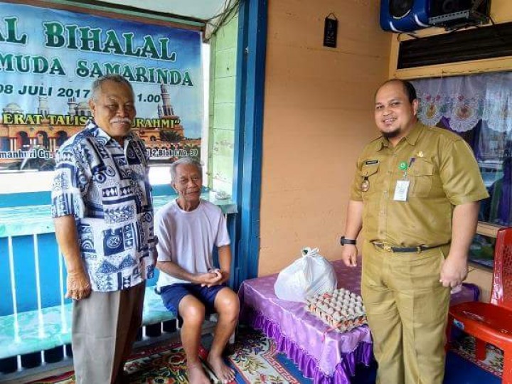 Pemberian bantuan untuk warga kurang mampu di Jalan meranti RT.17