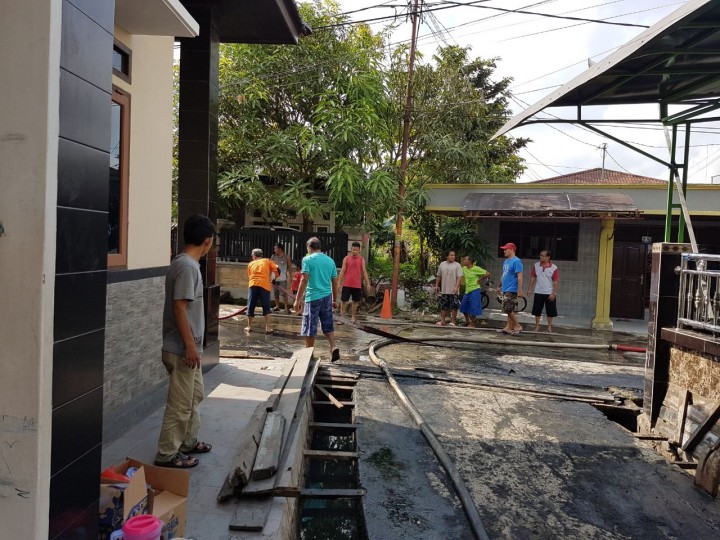 Kegiatan Gotong royong sekaligus pemotongan sapi 2 ekor di Jl.Meranti Rt.23 pada Hari Minggu, 06 Mei 2018