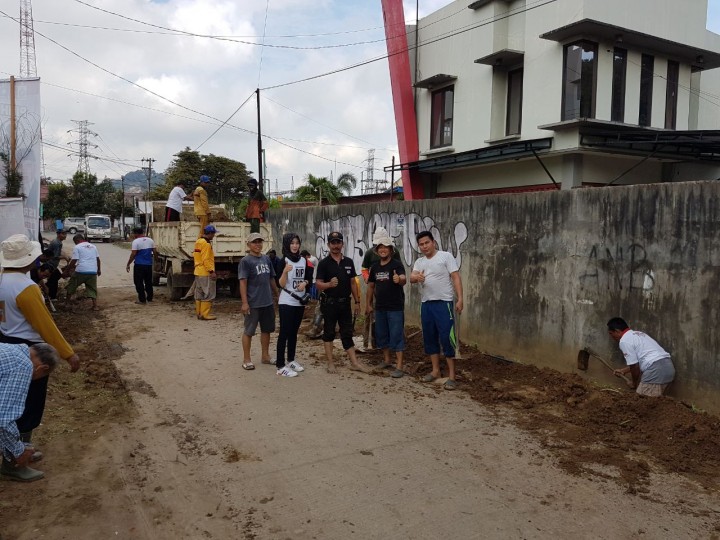 Kegiatan Gotong royong di Jl.Kelapa Gading RT.15 pada hari Minggu, 06 Mei 2018