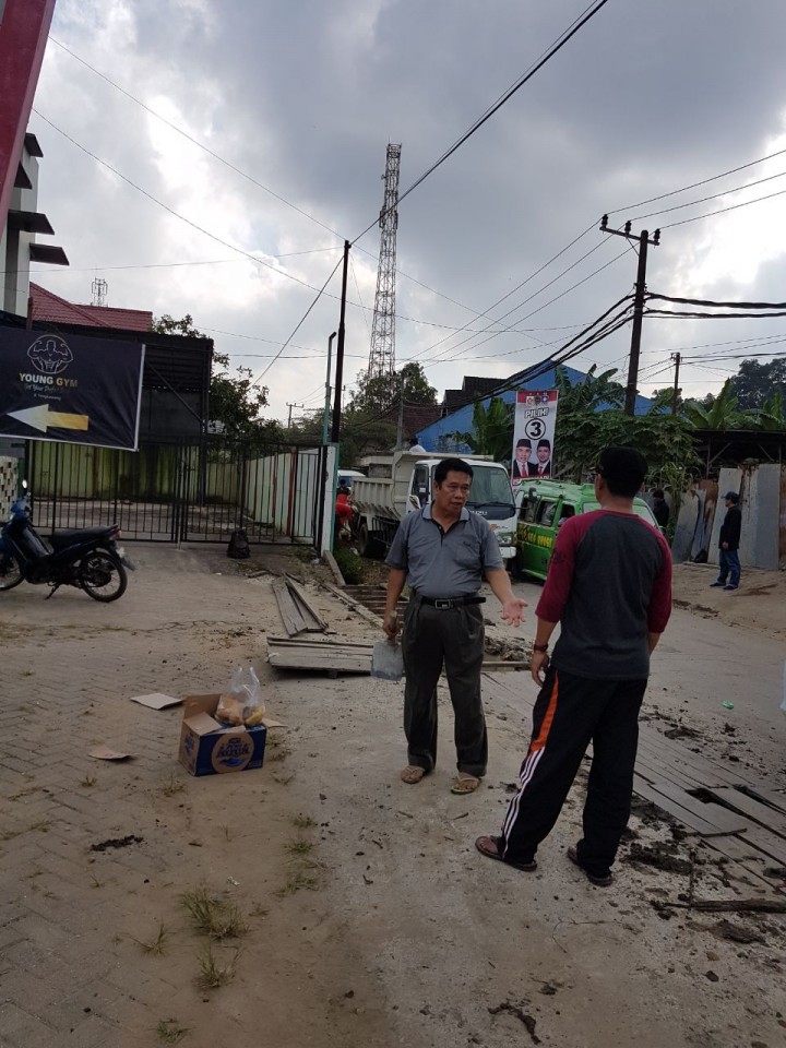 Kegiatan Gotong royong di Jl.Kelapa Gading RT.15 pada hari Minggu, 06 Mei 2018
