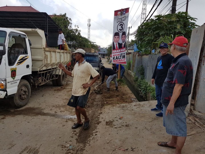 Kegiatan Gotong royong di Jl.Kelapa Gading RT.15 pada hari Minggu, 06 Mei 2018
