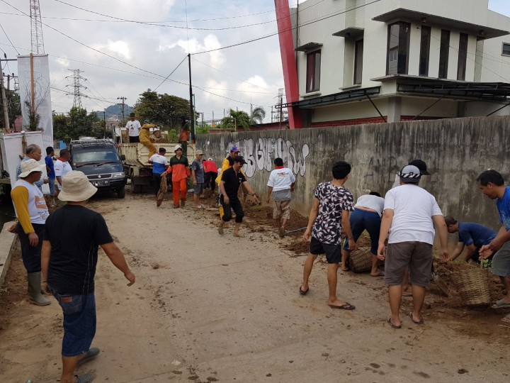 Kegiatan Gotong royong di Jl.Kelapa Gading RT.15 pada hari Minggu, 06 Mei 2018
