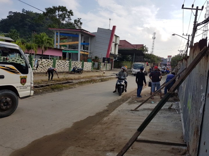 Kegiatan Gotong royong di Jl.Kelapa Gading RT.15 pada hari Minggu, 06 Mei 2018