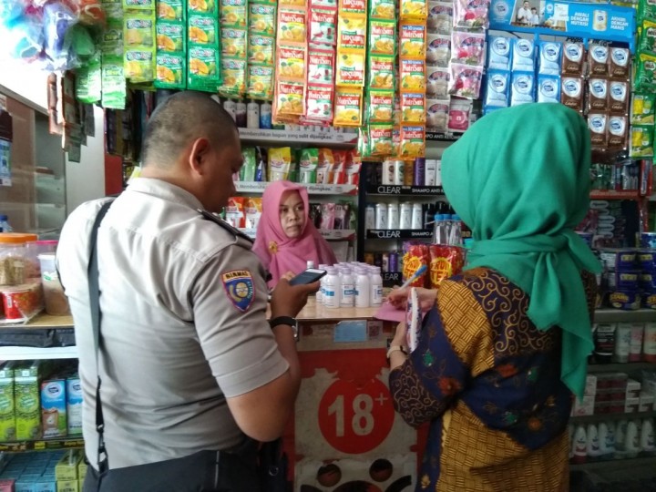 Kegiatan Razia Minuman Berlakohol di warung-warung sekitaran wilayaha Kelurahan Karang Anyar pd hari Kamis, 03 Mei 2018