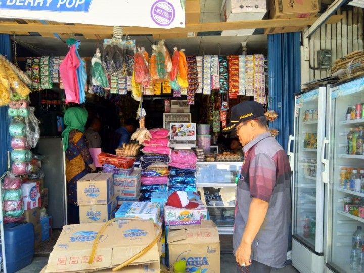 Kegiatan Razia Minuman Berlakohol di warung-warung sekitaran wilayaha Kelurahan Karang Anyar pd hari Kamis, 03 Mei 2018