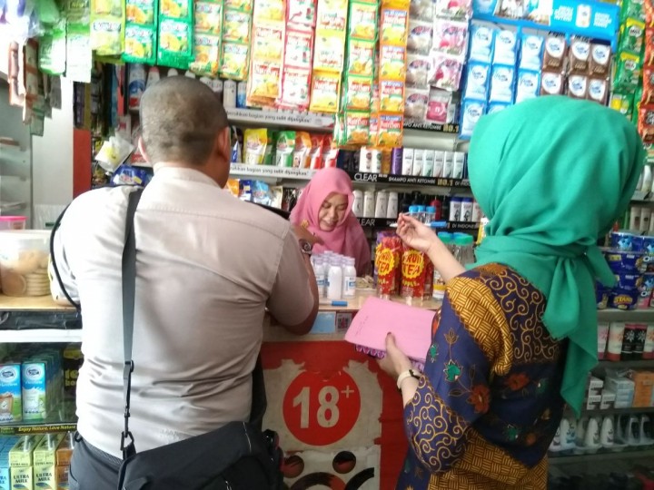 Kegiatan Razia Minuman Berlakohol di warung-warung sekitaran wilayaha Kelurahan Karang Anyar pd hari Kamis, 03 Mei 2018