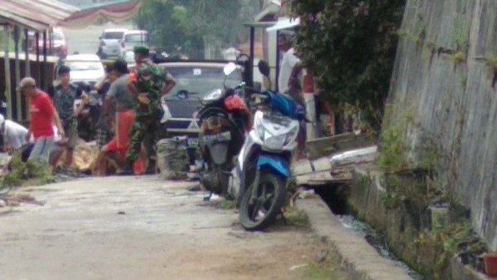 Gotong royong di Jl. MT. Haryono RT. 001, Minggu, 15 Juli 2018