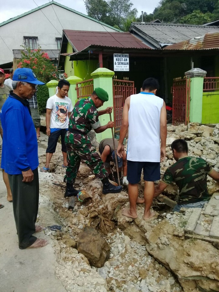 Gotong royong di Jl. MT. Haryono RT. 001, Minggu, 15 Juli 2018