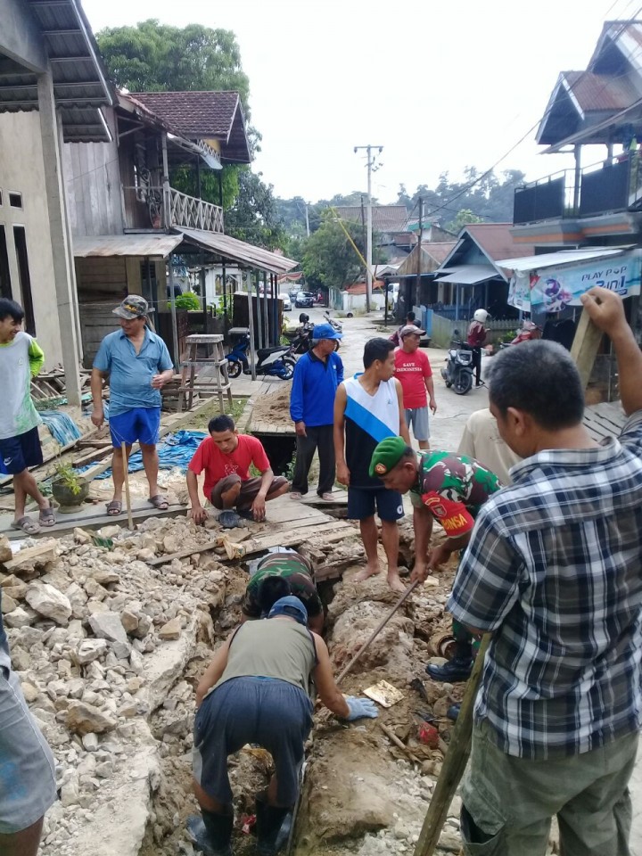Gotong royong di Jl. MT. Haryono RT. 001, Minggu, 15 Juli 2018