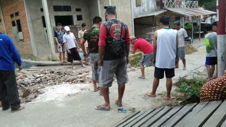 Gotong royong di Jl. MT. Haryono RT. 001, Minggu, 15 Juli 2018