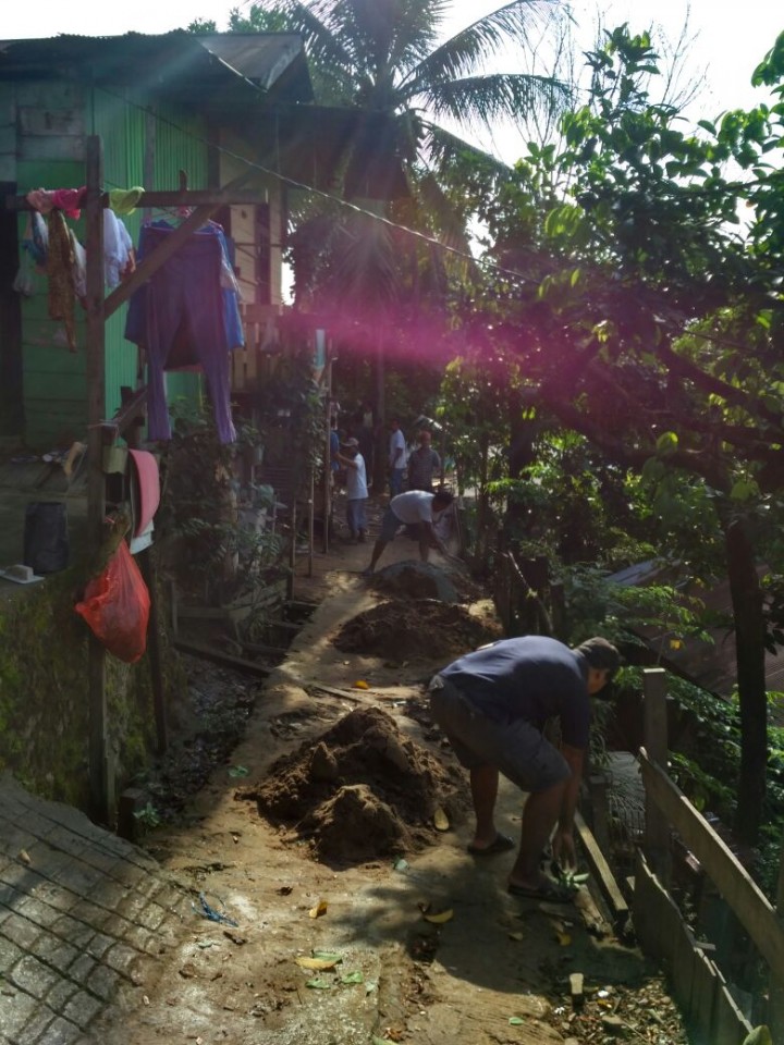 Gotong royong di RT. 36, Jl. CENDANA,  Minggu,  21 Juli 2018