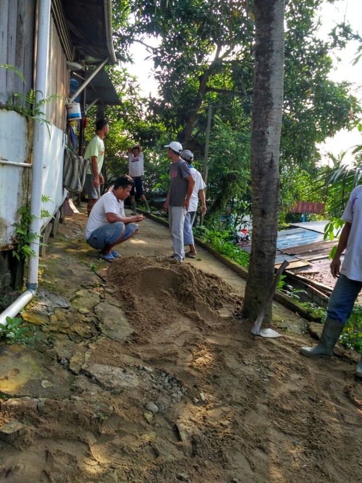 Gotong royong di RT. 36, Jl. CENDANA,  Minggu,  21 Juli 2018