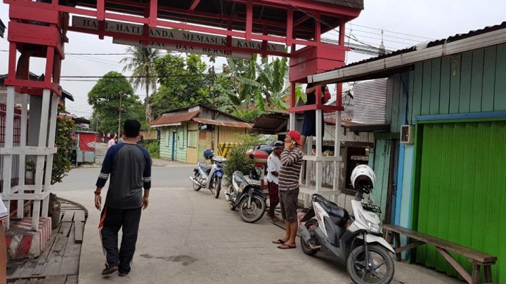 .Gotong royong warga RT 22,23 dan 24 serta RT 13 Kelurahan Karang Anyar dalam rangka persiapan lomba HBS tingkat kecamatan Sungai Kunjang