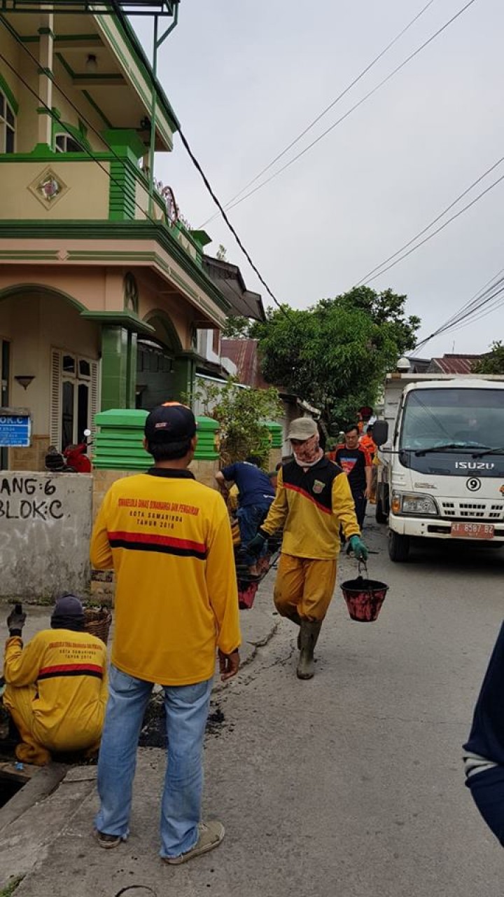 .Gotong royong warga RT 22,23 dan 24 serta RT 13 Kelurahan Karang Anyar dalam rangka persiapan lomba HBS tingkat kecamatan Sungai Kunjang
