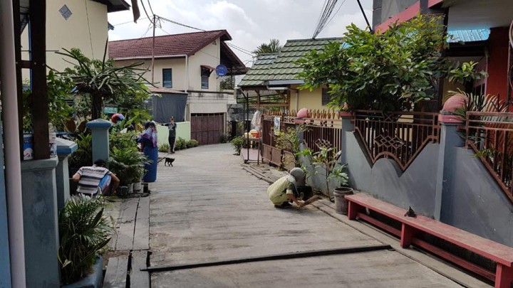 .Gotong royong warga RT 22,23 dan 24 serta RT 13 Kelurahan Karang Anyar dalam rangka persiapan lomba HBS tingkat kecamatan Sungai Kunjang
