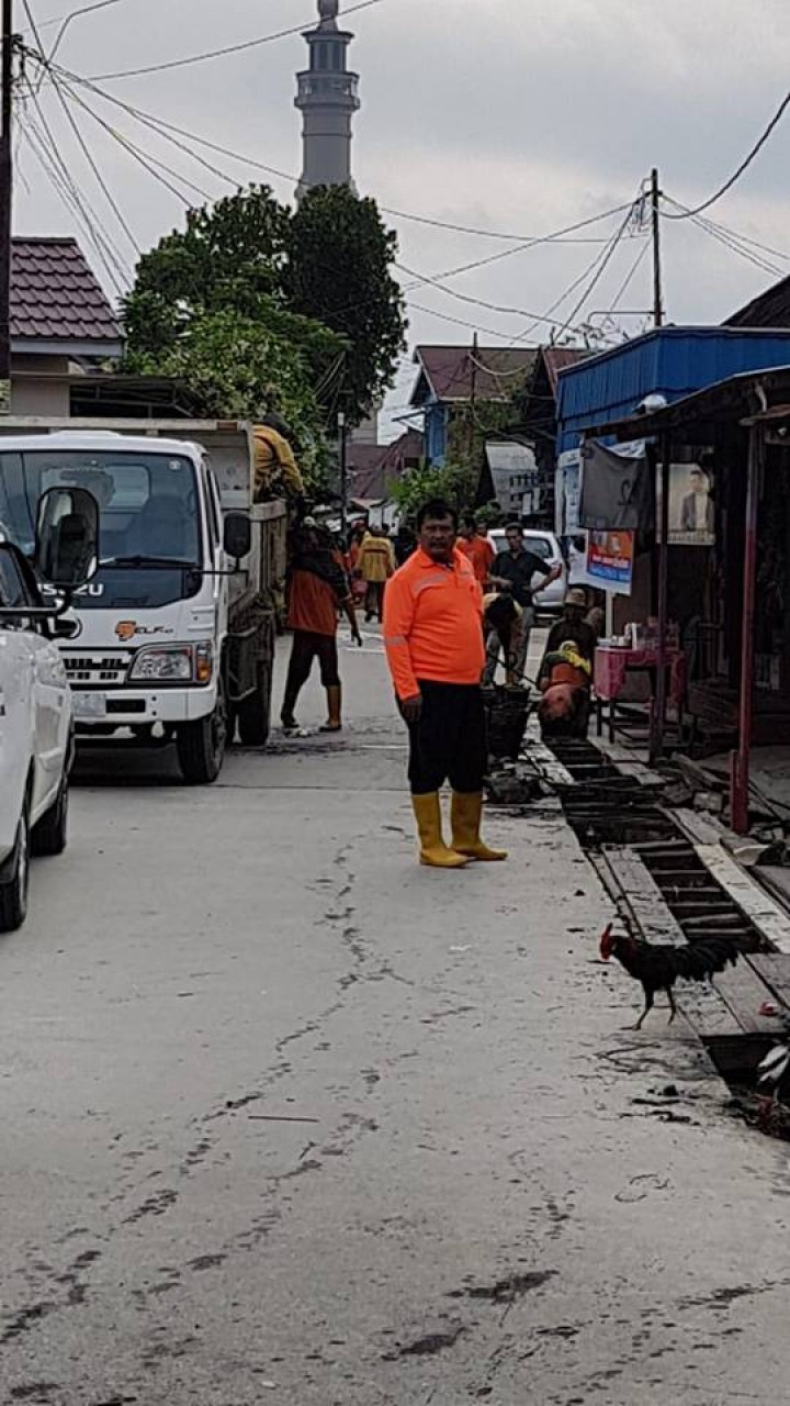 .Gotong royong warga RT 22,23 dan 24 serta RT 13 Kelurahan Karang Anyar dalam rangka persiapan lomba HBS tingkat kecamatan Sungai Kunjang