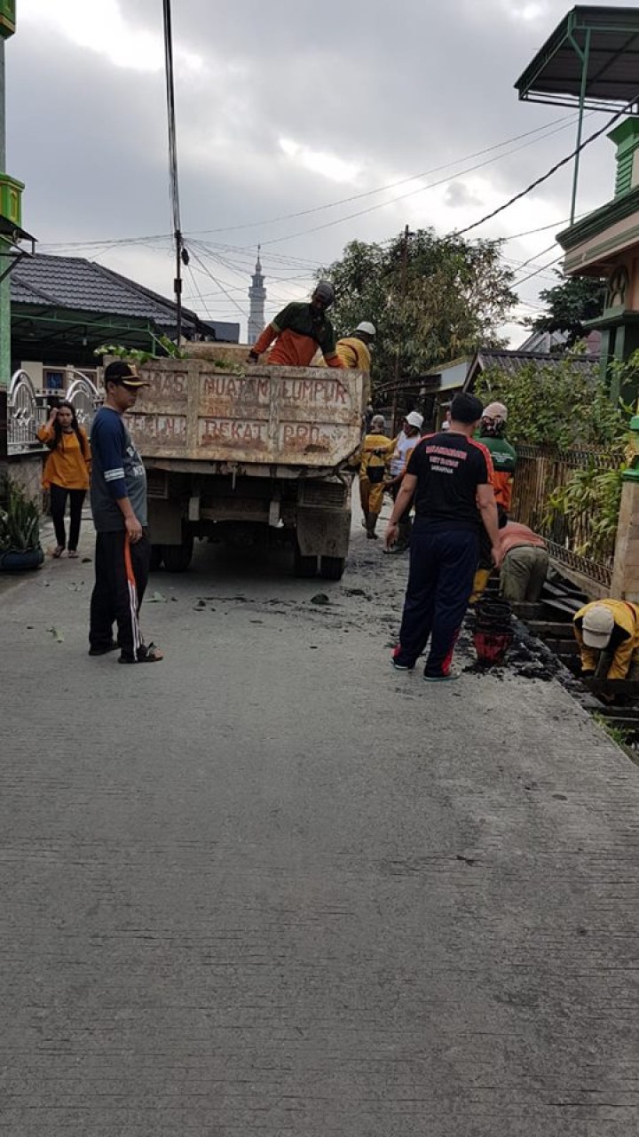 .Gotong royong warga RT 22,23 dan 24 serta RT 13 Kelurahan Karang Anyar dalam rangka persiapan lomba HBS tingkat kecamatan Sungai Kunjang