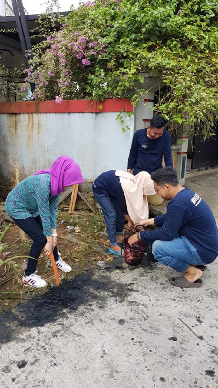 .Gotong royong warga RT 22,23 dan 24 serta RT 13 Kelurahan Karang Anyar dalam rangka persiapan lomba HBS tingkat kecamatan Sungai Kunjang