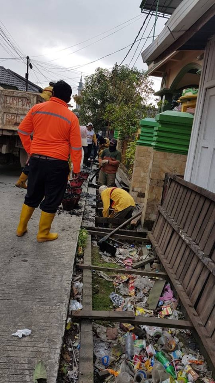 .Gotong royong warga RT 22,23 dan 24 serta RT 13 Kelurahan Karang Anyar dalam rangka persiapan lomba HBS tingkat kecamatan Sungai Kunjang