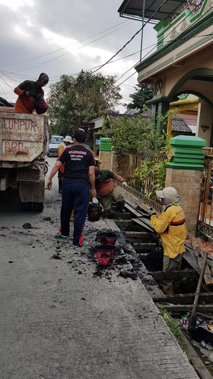 .Gotong royong warga RT 22,23 dan 24 serta RT 13 Kelurahan Karang Anyar dalam rangka persiapan lomba HBS tingkat kecamatan Sungai Kunjang