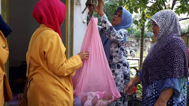 Kunjungan Ketua TP. PKK Kel. Karang Anyar Ibu Shorea Helminasari,S.IP,MA yang ditemani Staf Kel. Karang Anyar serta Mahasiswa KKN UNMUL dan Widya Gama Mahakam Samarinda ke Poyandu Turi RT 15