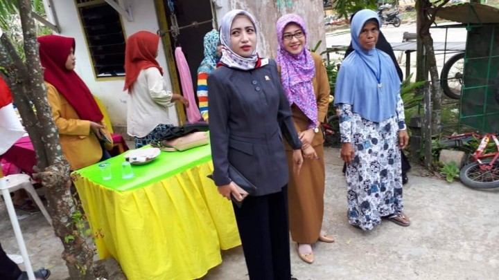 Kunjungan Ketua TP. PKK Kel. Karang Anyar Ibu Shorea Helminasari,S.IP,MA yang ditemani Staf Kel. Karang Anyar serta Mahasiswa KKN UNMUL dan Widya Gama Mahakam Samarinda ke Poyandu Turi RT 15