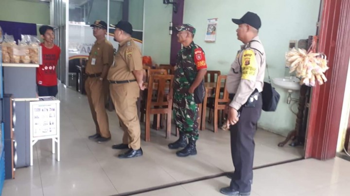Pemberian peringatan kepada masyarakat dan pelaku usaha di Kel. Karang Anyar yang masih belum melaksanakan himbauan pemasangan bendera merah putih dan umbul-umbul ditempat tinggalnya yang dipimpin Lurah langsung