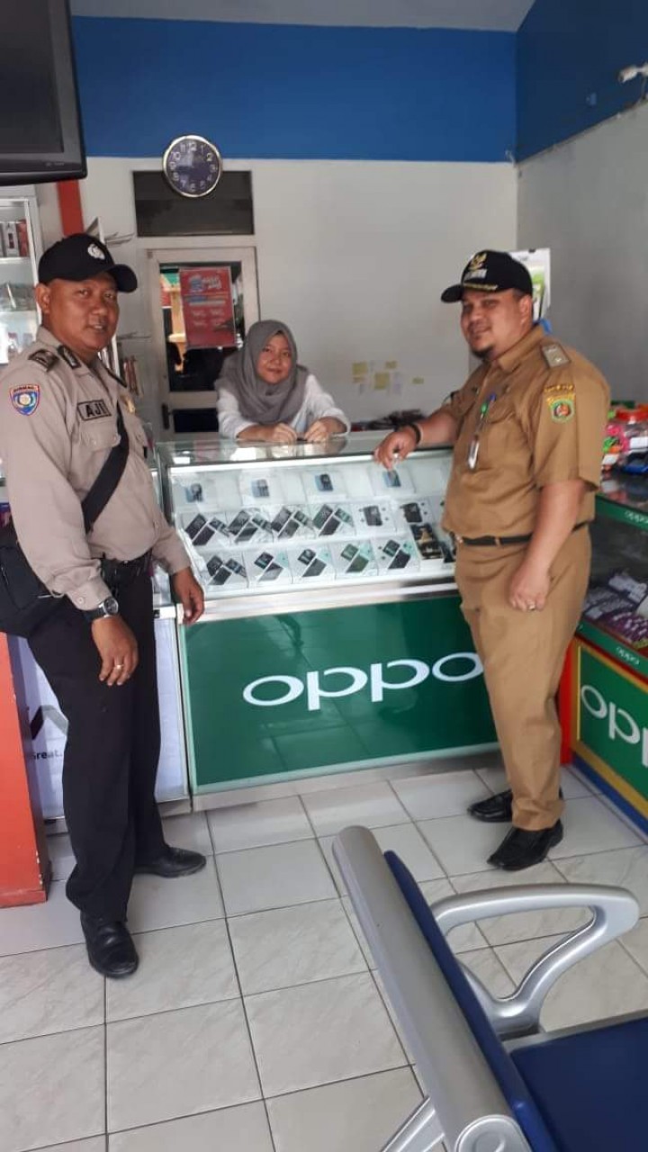 Pemberian peringatan kepada masyarakat dan pelaku usaha di Kel. Karang Anyar yang masih belum melaksanakan himbauan pemasangan bendera merah putih dan umbul-umbul ditempat tinggalnya yang dipimpin Lurah langsung